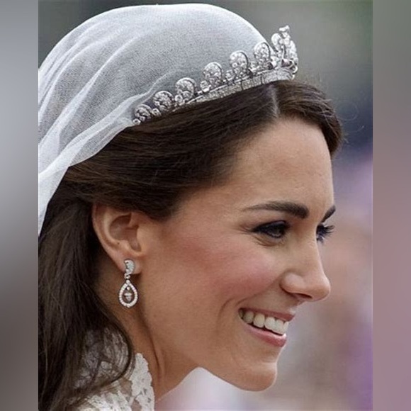 REPLIKATE Kate Middleton 0.75 Ct Round Stone Dangle Earrings in 925 Silver - Picture 1 of 2